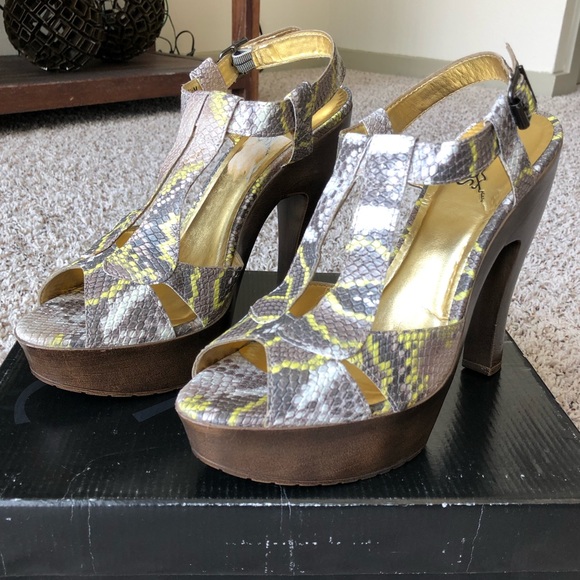 ⭐️ Carlos Santana Snakeskin Print Sandal ⭐️ - Picture 4 of 8